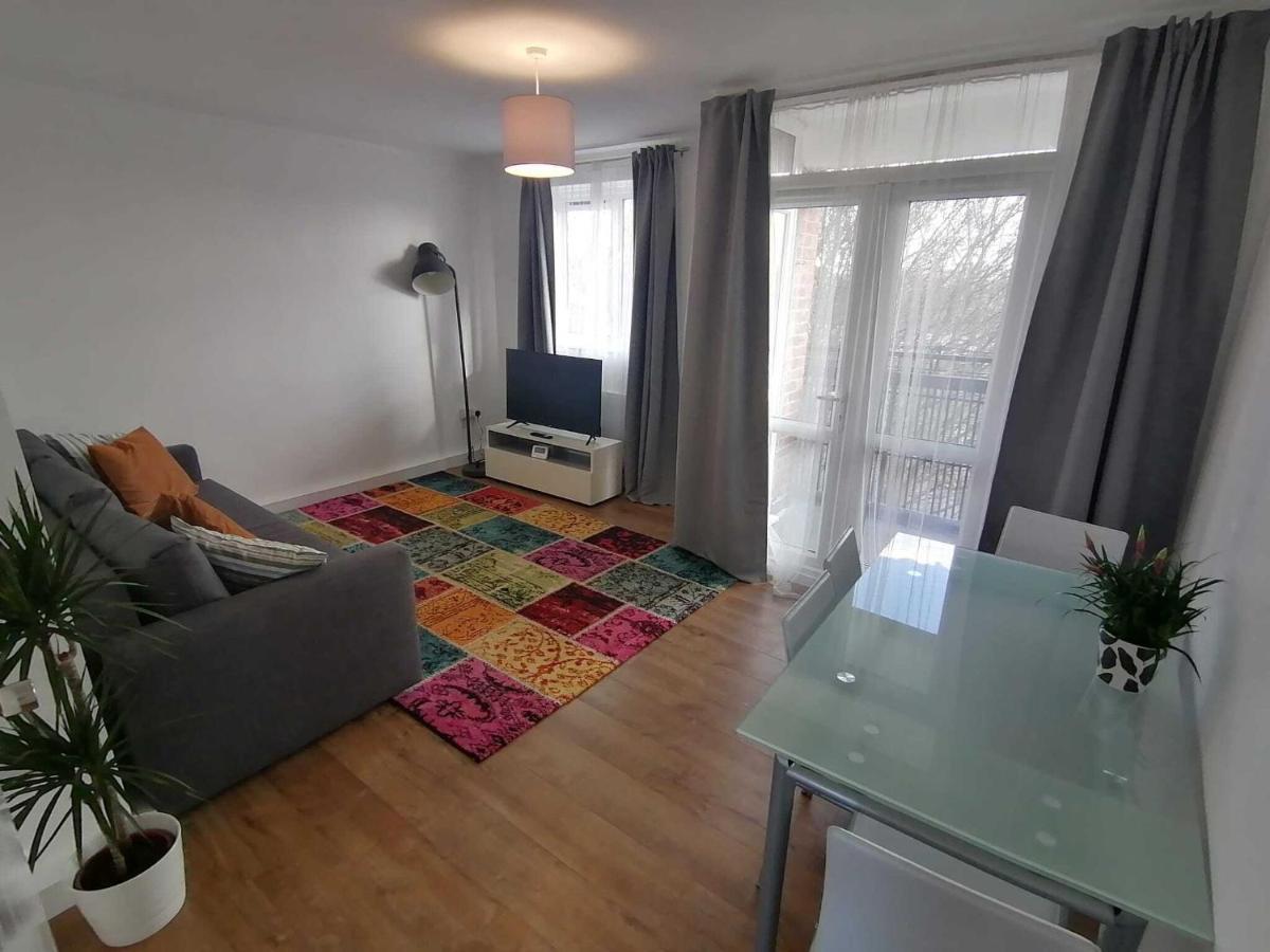 White City Apartment, Your London Stay Exterior photo