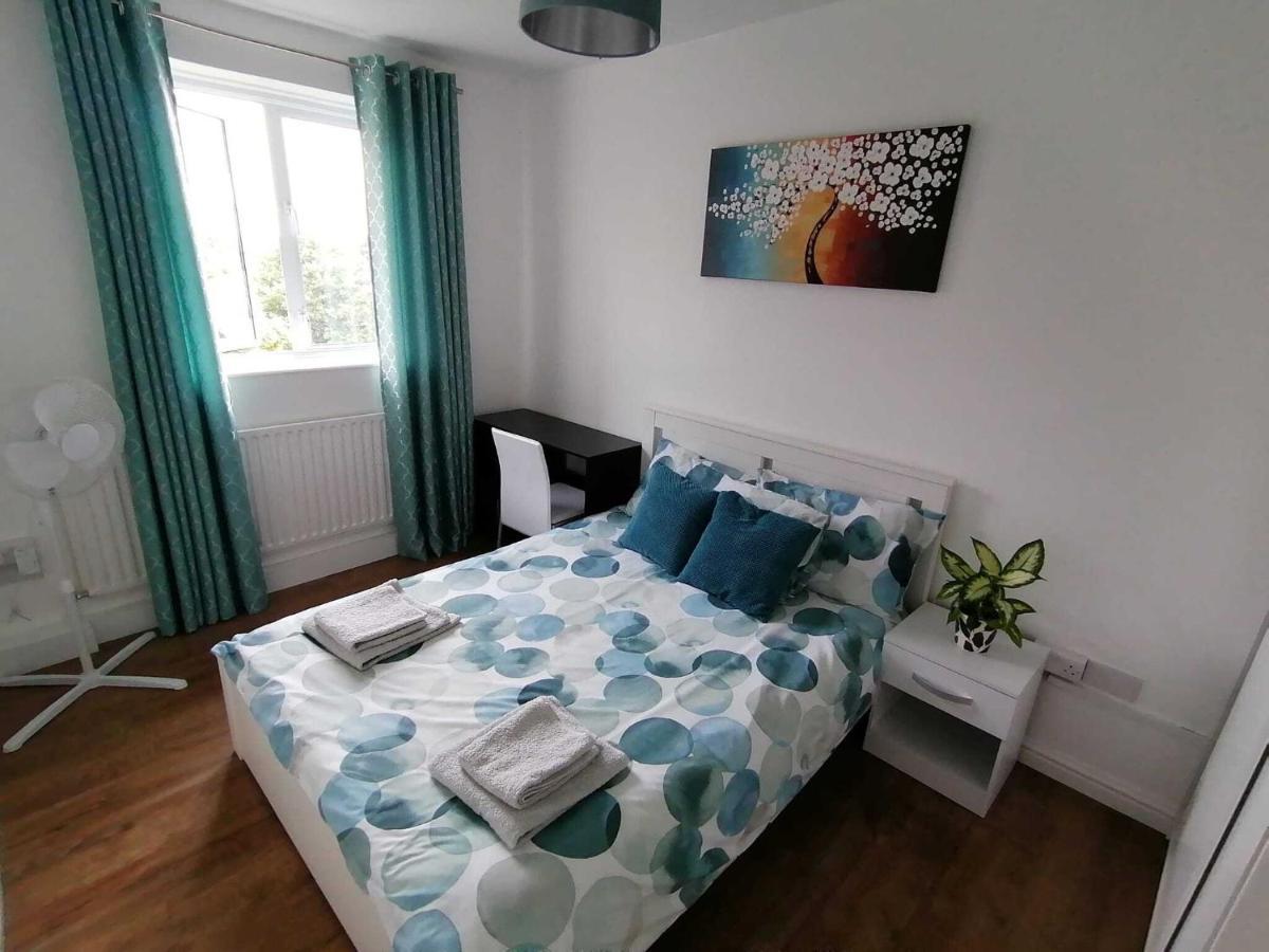 White City Apartment, Your London Stay Exterior photo