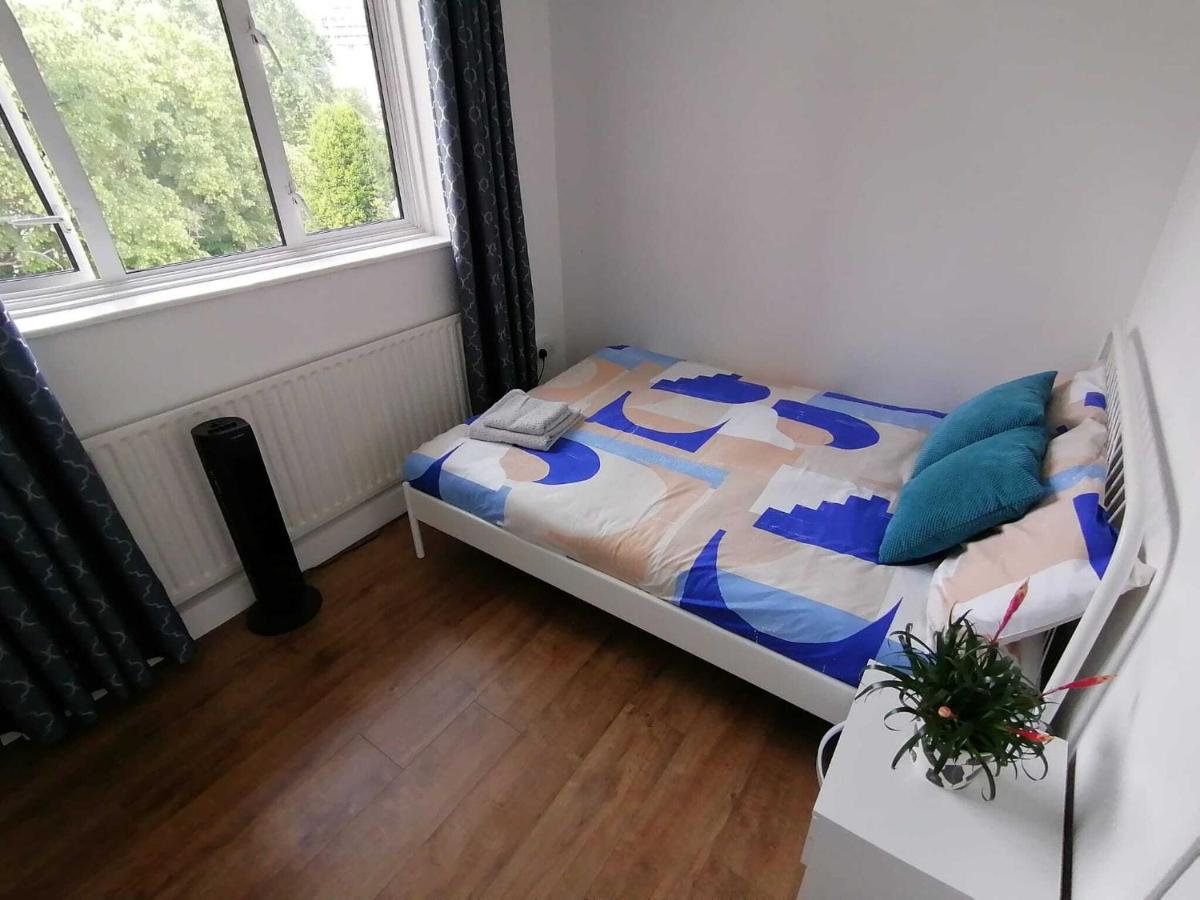 White City Apartment, Your London Stay Exterior photo